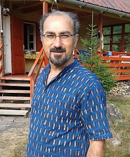 Ercü vor einer Hüttte in den Karpaten